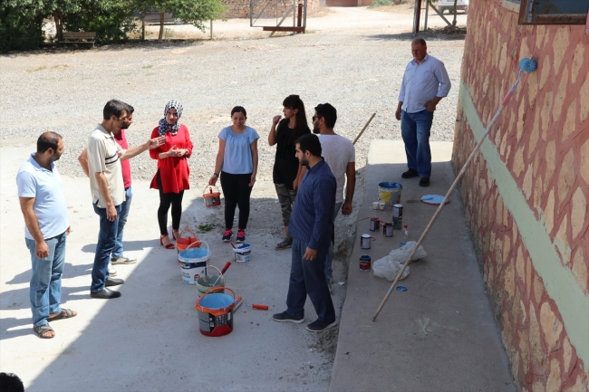 Diyarbakır'da 13 öğretmen köy okulunu boyadı